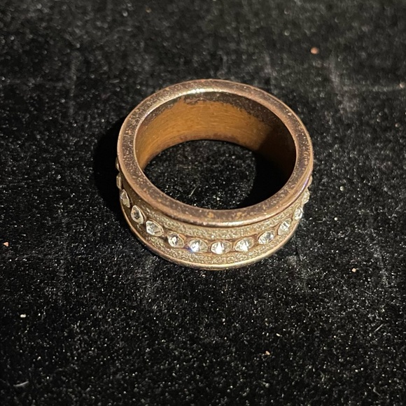 Gold tone and glittery rhinestone r and ring Size 8.5 - Picture 9 of 10